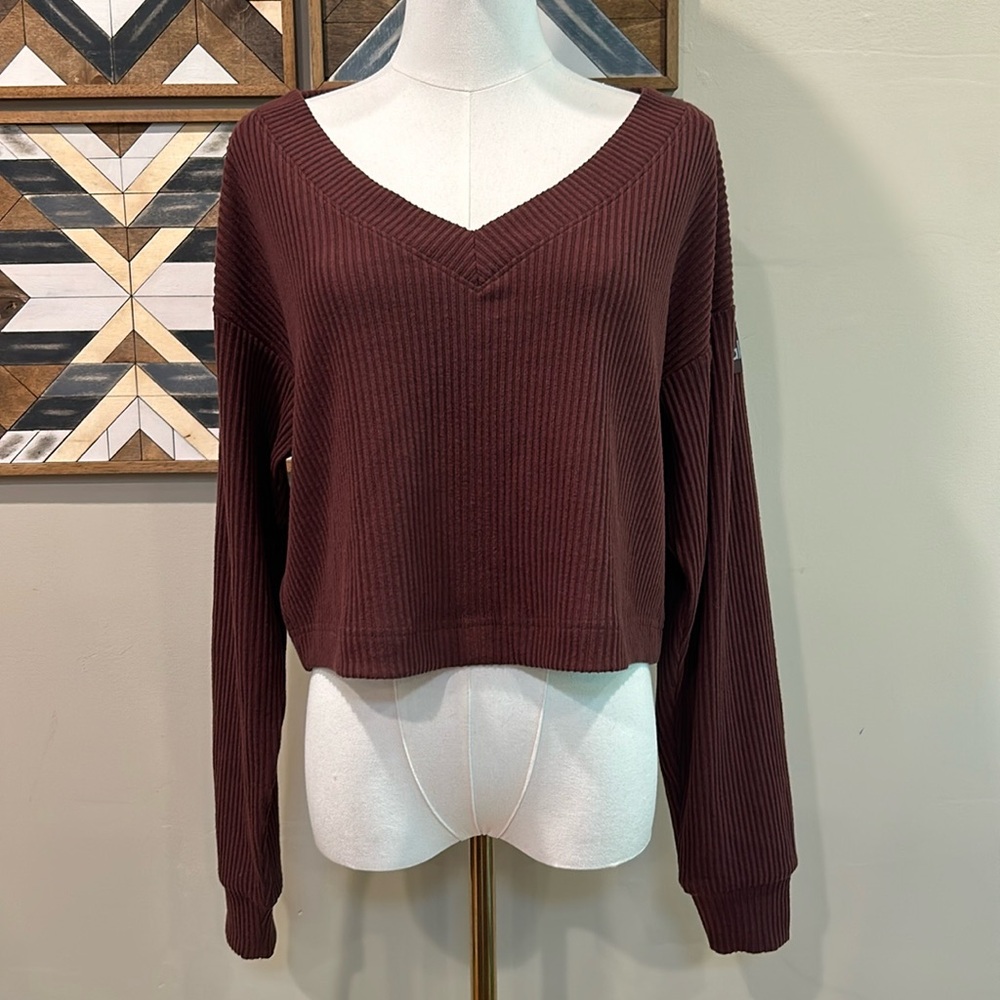 ALO yoga muse ribbed cropped pullover in cherry cola, XS